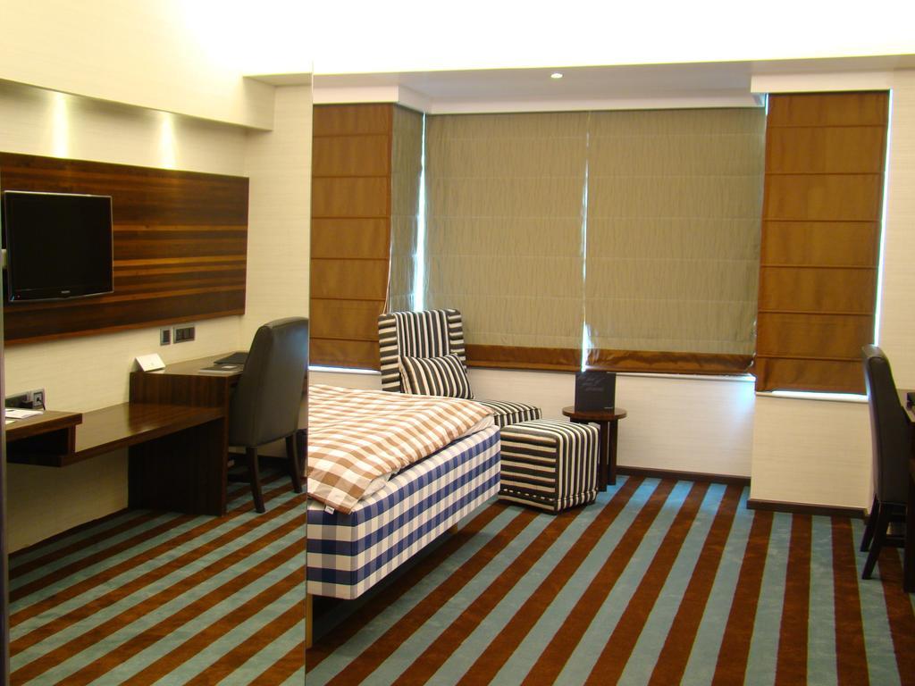 The Madison Hotel New Delhi Exterior photo